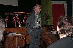 Professor Jon Roar Bjørkvold holder sitt foredrag om musikkens betydning for menneskets utvikling.